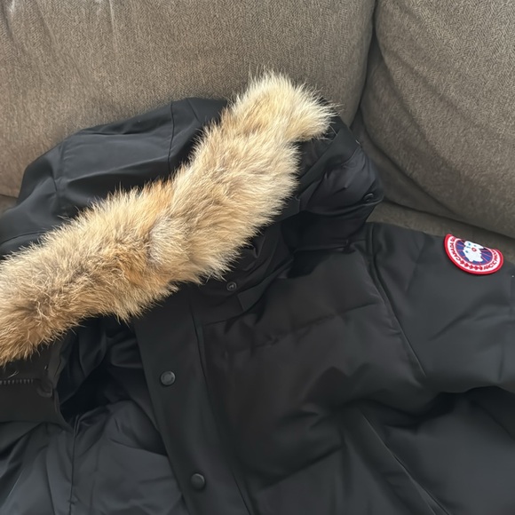 selling a canada goose size small. - Picture 4 of 6